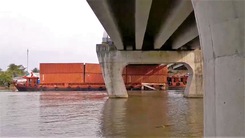Video: Sà lan chở 27 container bị kẹt cứng dưới gầm cầu Mang Thít