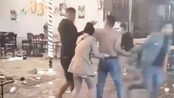Video: Nhóm thanh niên đập phá quán nhậu vì không được gửi xe qua đêm