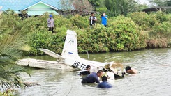 Video: Máy bay lao xuống hồ nuôi tôm, phi công thiệt mạng ở Thái Lan