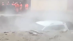 Video: Ô tô chở 2 trẻ em rơi xuống 'hố tử thần' chứa đầy nước nóng, khói bốc lên mù mịt