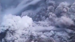 Video: Núi lửa phun cột tro bụi cao tới 20km ở Nga