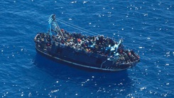 Video: Thuyền chở 400 người di cư ngập nước sắp lật, thuyền trưởng 'mất tích'