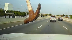 Video: Cây búa bay thẳng vào kính lái khi ô tô đang chạy trên cao tốc