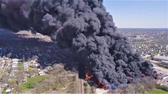 Video: Nhà máy tái chế nhựa cháy 2 ngày liền, cột khói đen cuồn cuộn