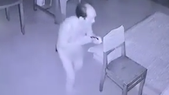 Video: 'Ma nhớt' đột nhập nhà dân, soi đèn lục lọi trộm đồ bị camera ghi hình