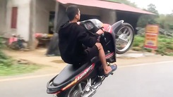 Video: Công an triệu tập ‘quái xế’ bốc đầu xe máy, đăng hình ảnh trên mạng xã hội