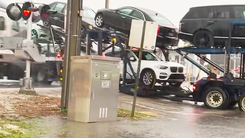Video: Đoàn tàu đâm nát xe tải chở nhiều siêu xe bị kẹt trên đường ray