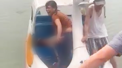 Video: Lật thuyền giữa hồ, bé gái bảy tuổi chết đuối khi chơi đạp vịt cùng mẹ
