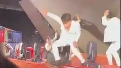 Video: Bảng đèn led đổ sập khi TiTi cùng hai vũ công đang biểu diễn ở An Giang