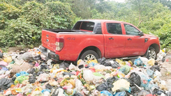 Video: Xe bán tải mang đến tiệm rửa bị biến mất, chủ tá hỏa đi tìm thấy xe ở bãi rác