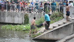 Video: Dùng lưới đánh cá rà tìm thi thể người đàn ông dưới sông Bảo Định