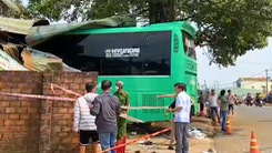 Video: Xe khách húc đuôi xe tải rồi lao vô nhà dân làm hai người chết ở Gia Lai