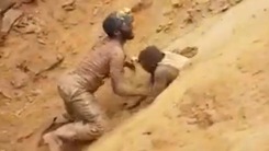 Video: Dùng tay không bới đất đá giải cứu 9 người mắc kẹt trong mỏ vàng