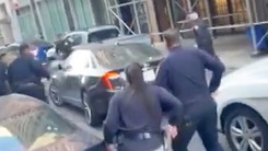 Video: Bị cảnh sát truy đuổi, nghi phạm lái ô tô tông loạn xạ trên đường