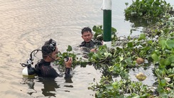 Video: Người đàn ông đang nhậu, xuống sông Sài Gòn tắm rồi mất tích