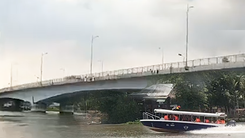 Video: Tích cực tìm kiếm một cô gái trẻ lao từ cầu Phú Long xuống sông Sài Gòn mất tích
