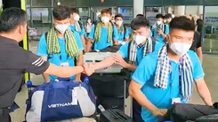Video: Hình ảnh U22 Việt Nam tại sân bay ở Campuchia, dự SEA Games 32