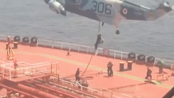 Video: Xem biệt kích Iran đu dây từ trực thăng, bắt giữ tàu chở dầu