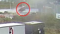 Video: Xe chở cầu thủ tông trúng vòng xoay, bay vút lên cao, xuyên tường rồi lọt vào tòa nhà