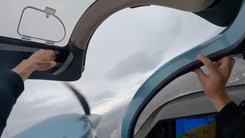 Video: Khoảnh khắc cửa máy bay bất ngờ bung ở độ cao hàng trăm mét