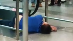 Video: Một người Thái Lan bất ngờ nhảy từ tầng 3 xuống tầng 1 bị thương nặng ở sân bay Nội Bài