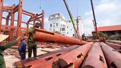Video: Cận cảnh tháo dỡ 'biệt phủ' xây trái phép bằng gỗ lim trị giá 20 tỉ đồng
