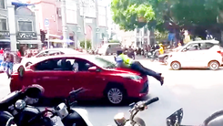 Video: Tài xế taxi hất người quản lý giao thông lên nắp capô ở Trung Quốc