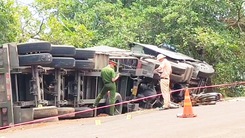 Video: Container tông trực diện xe máy khiến 2 bà cháu tử vong tại chỗ