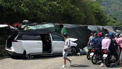 Video: Xe tải đâm vách núi lật đè ô tô bảy chỗ, đèo Bảo Lộc ùn tắc nghiêm trọng