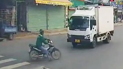 Video: Hiện trường xe tải nghi vượt đèn vàng, tông chết người đi ngược chiều băng qua đường