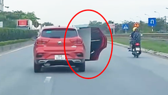 Video: Nữ tài xế lái ô tô không đóng cửa, tước bằng lái xe 2 tháng, phạt 1,4 triệu đồng