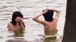 Video: Xác minh clip 'hai cô gái cởi áo, trùm đầu tắm ở hồ Gươm'