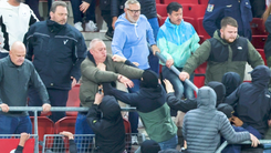 Video: Cổ động viên tấn công người thân cầu thủ West Ham ở trận bán kết