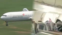 Máy bay bất ngờ mở tung cửa khi đang bay ở Hàn Quốc