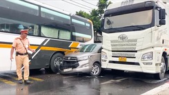 Dùng xe khách và xe container chặn ô tô 7 chỗ chở nhóm trộm ở Tiền Giang
