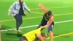 Video: Cầu thủ từ khán đài lao xuống sân đánh vỡ xương quai hàm trọng tài