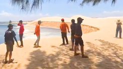 Video: Sụt lún đồi cát điểm du lịch Bàu Trắng ở Bình Thuận