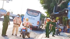 Video: Tài xế xe khách đánh nhau với tài xế xe tải, người can ngăn bị đâm tử vong