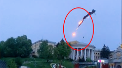 Video: Khoảnh khắc máy bay không người lái mất kiểm soát bị bắn hạ ở Kiev
