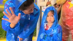 Video: Nhiều em bé đội mưa đến sân xem U22 Việt Nam tranh vé vào bán kết