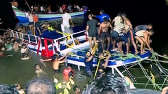 Video: Lật tàu du lịch, 22 người chết ở Ấn Độ