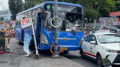 Xe buýt tông nhiều xe dừng đèn đỏ ở quận Bình Thạnh