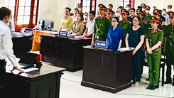 Rất đông người dân theo dõi phiên tòa ‘cô giáo Lê Thị Dung tiếp tục kêu oan’