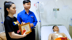 Vụ tấn công 2 trụ sở UBND xã ở Đắk Lắk: Tặng huy hiệu Tuổi trẻ dũng cảm cho 5 chiến sĩ công an