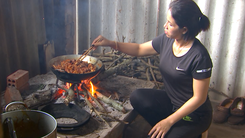 Người dân ở Đắk Lắk nấu cơm phục vụ lực lượng truy quét tội phạm, bảo vệ buôn làng