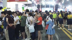 Lễ hội 'Không tiền mặt' ngày thứ ba thu hút đông đảo người tham dự