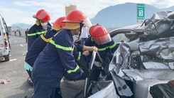 Container mất lái tông ô tô làm hai người chết trên cao tốc Nha Trang - Cam Lâm