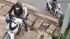 Trích xuất camera vụ thanh niên vờ nghe điện thoại rồi bẻ khóa trộm xe máy
