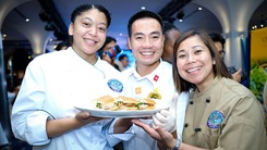 Đầu bếp và thủy thủ tàu sân bay Mỹ giao lưu ẩm thực, nấu mì Quảng, thưởng thức bánh mì Việt