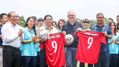 Thủ tướng Phạm Minh Chính và thủ tướng Úc gặp đội tuyển bóng đá nữ Việt Nam
